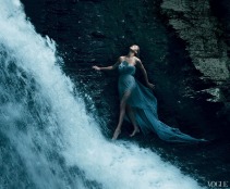 Annie-Leibovitz-Charlize-Theron-Vogue-USA-2011_12_021